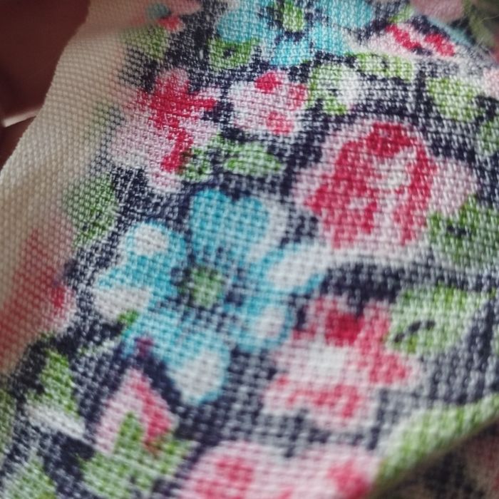 Trzy kawałki materiału w kwiaty