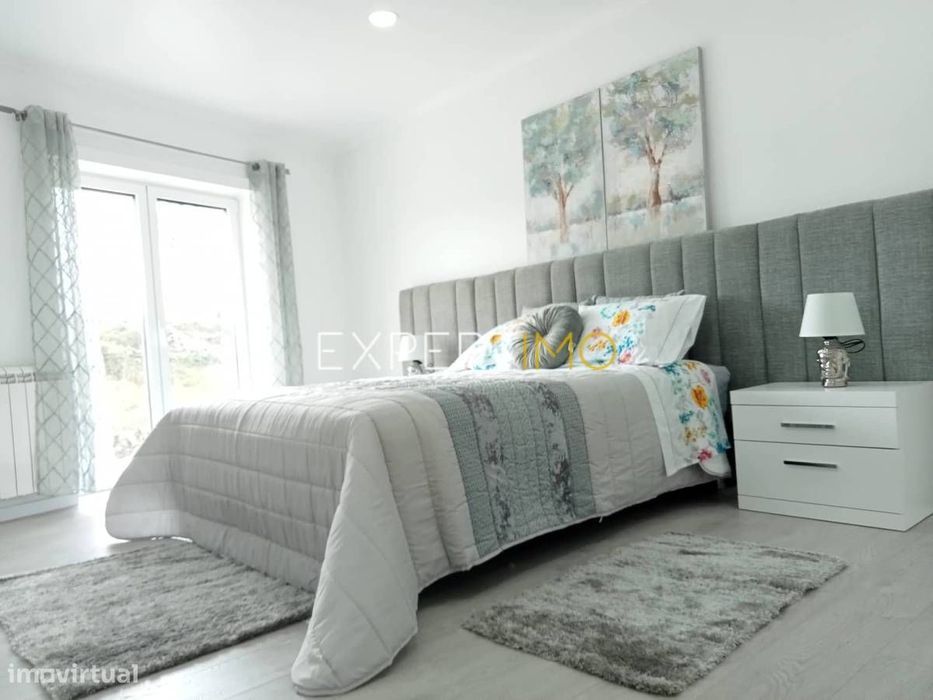 Moradia T2 São Bento, Porto de Mós, Leiria com design moderno com...