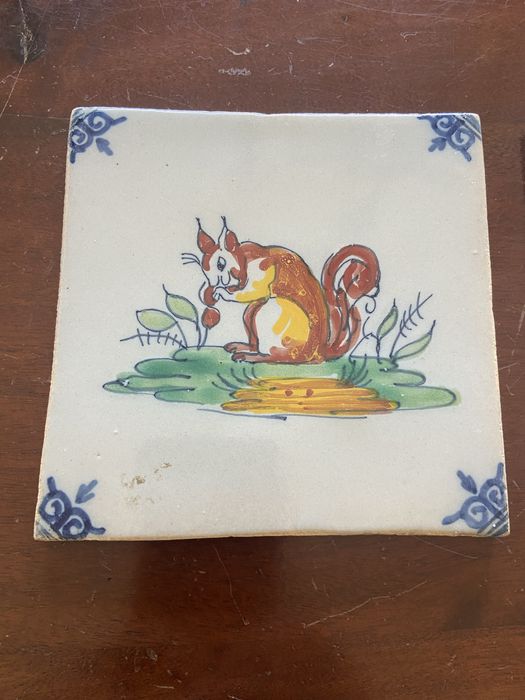 Três azulejos policromados