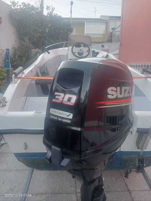 Embarcação de recreio em bom estado