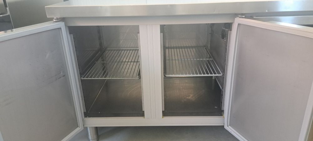 Професійний холодильник стіл 3-х дверний