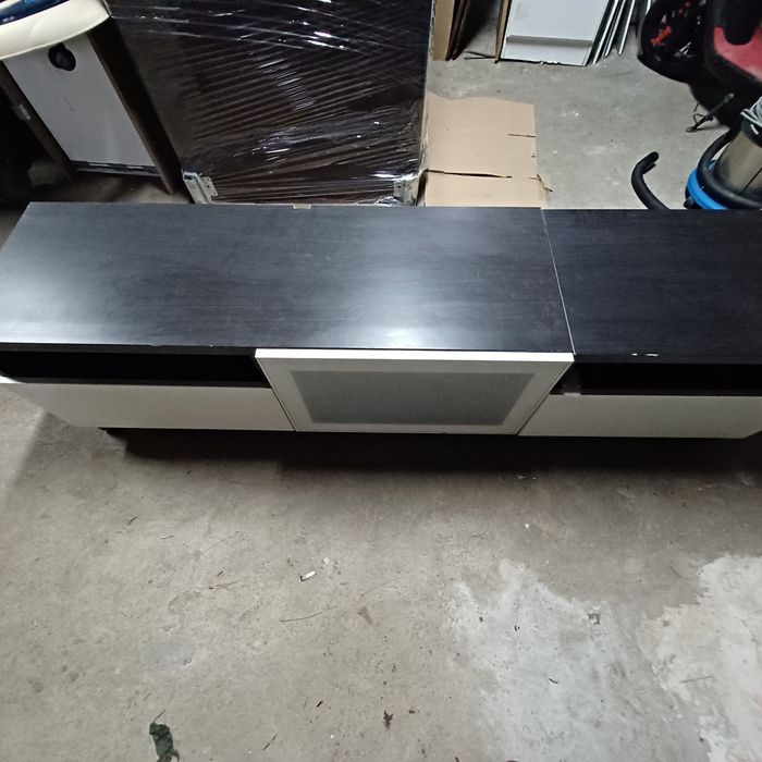 Movel tv branco e preto ikeia.