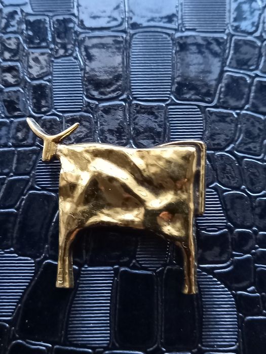 Broszka nowoczesny design złoty byk