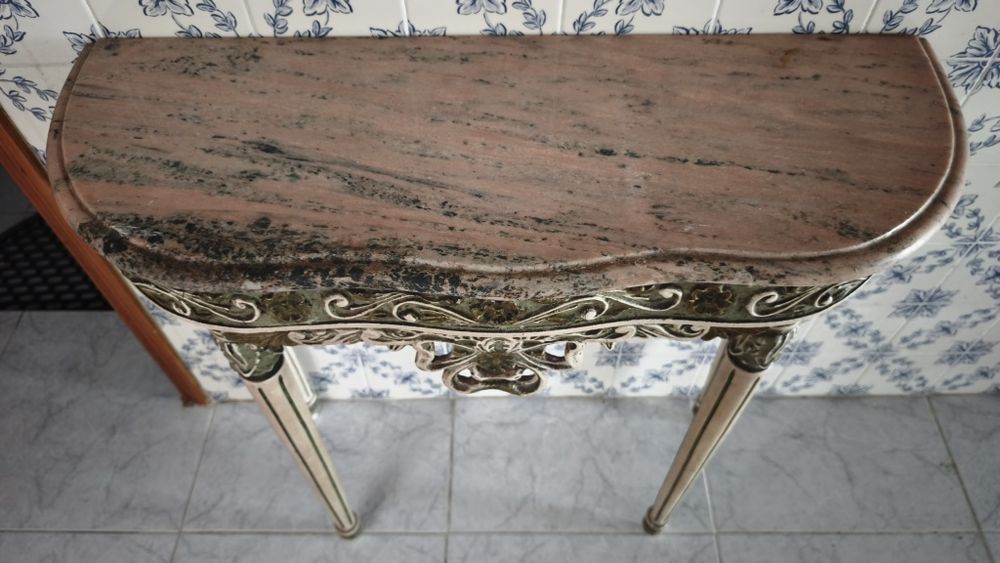 Mesa em mármore rosa