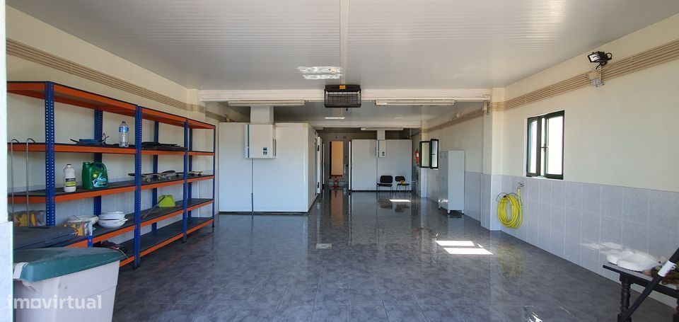 Excelente Armazém área total 415m2 Camaras de frio,escritórios,WC...