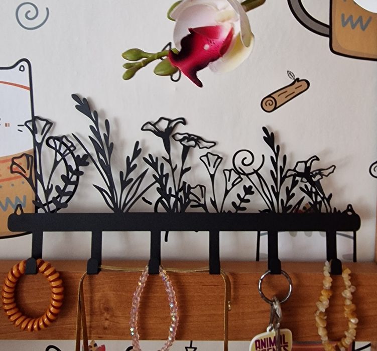Wieszak metalowy dekoracyjny z motywem roślinnym