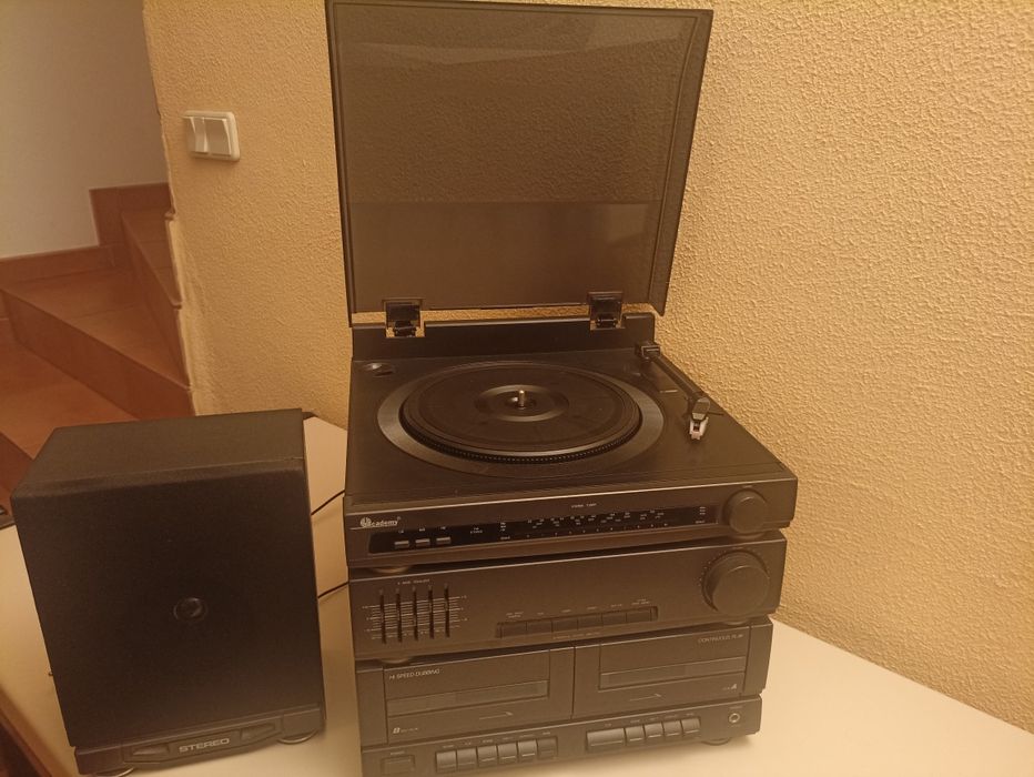 Aparelhagem com gira-discos, duplo leitor cassetes e rádio