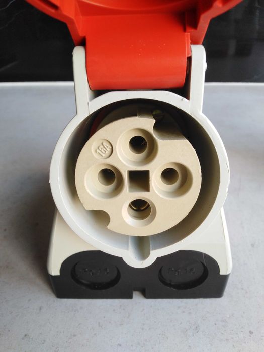 Tomada Industrial + Fichas industriais 3 e 4 pinos.(Novos)Desde 4€.