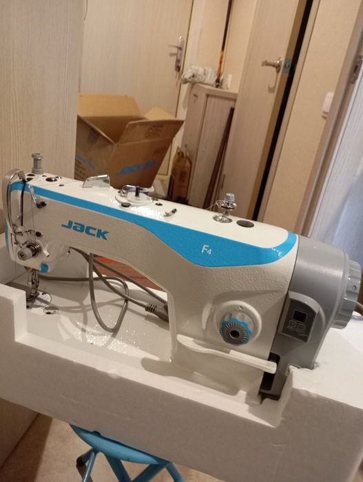 Швейная и оберловочная..две машины..на столах.. новые..манекены..36,38,40, размеры..