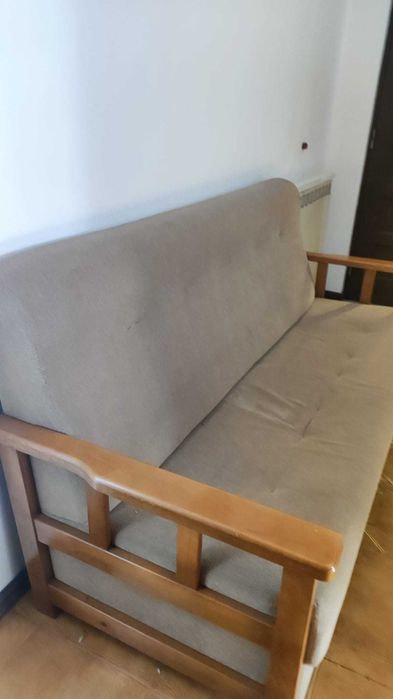 Sofá em tecido com suporte em madeira