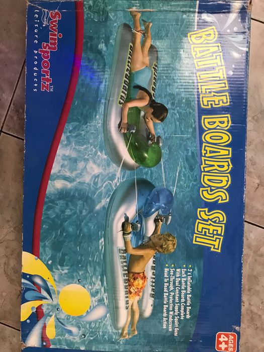 Набір з 2 надувних матраців з водними пістолетами