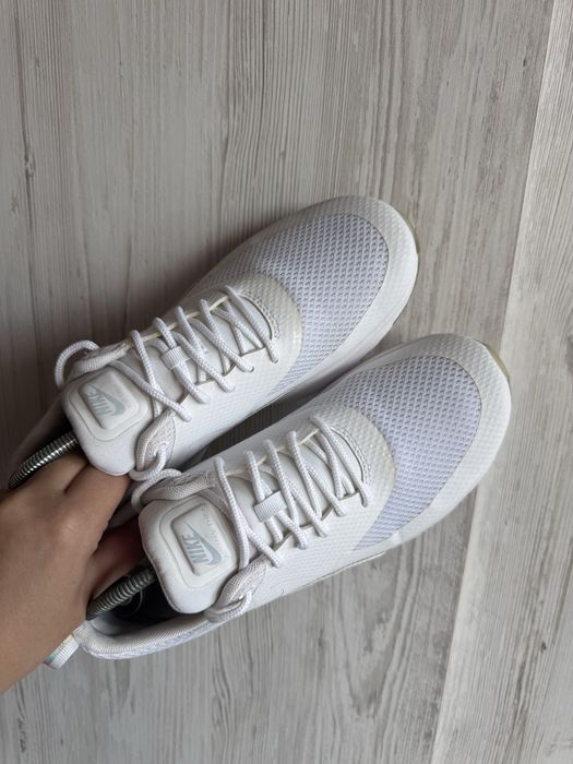 жіночі білі кросівки Nike Air Max Thea