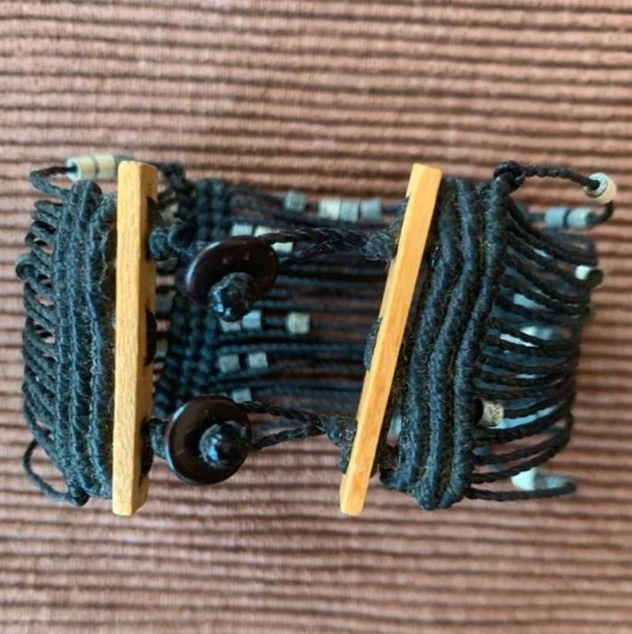 Pulseira preta larga de madeira macramé e missangas