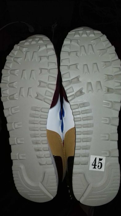 нові чоловічі кросівки