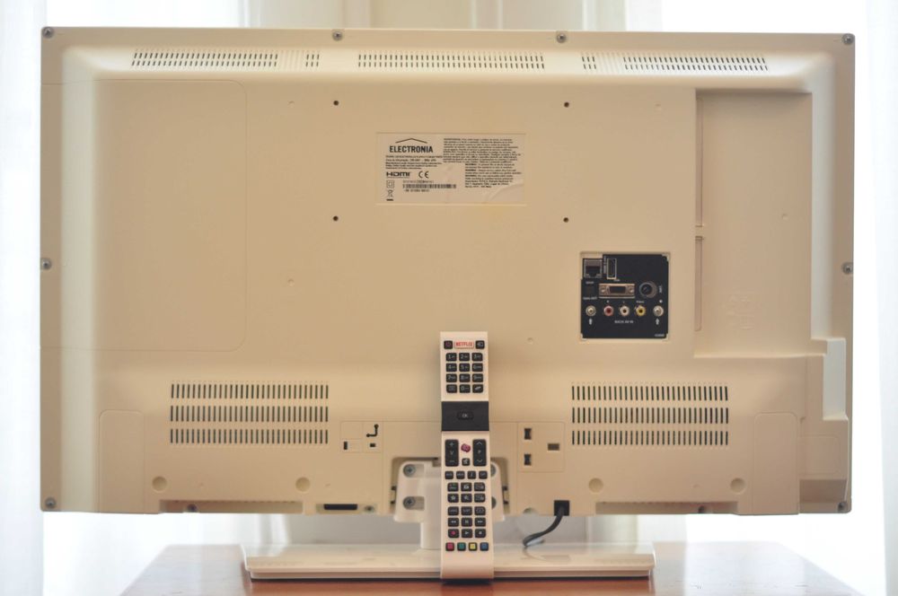 televisão smart tv 32 polegadas, de cor branca, em excelente estado