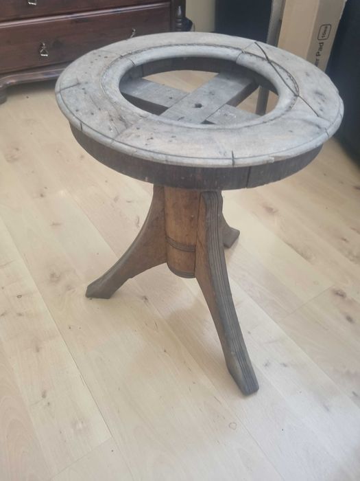 Zabytkowy stołek do fortepianu.