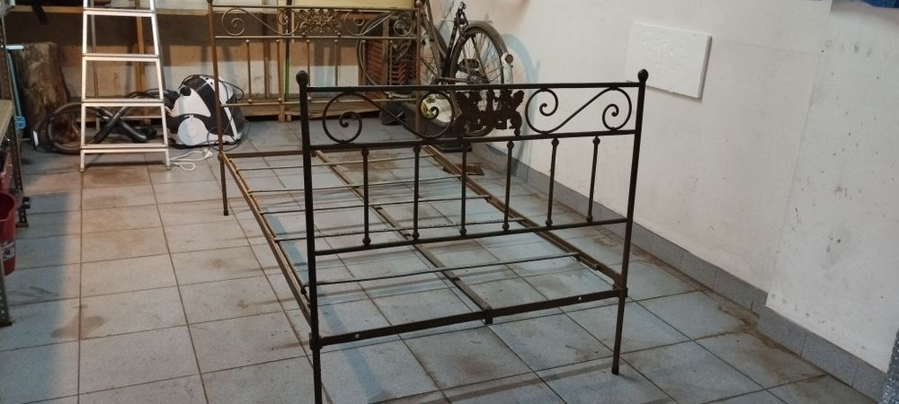 Cama de ferro muito antiga
