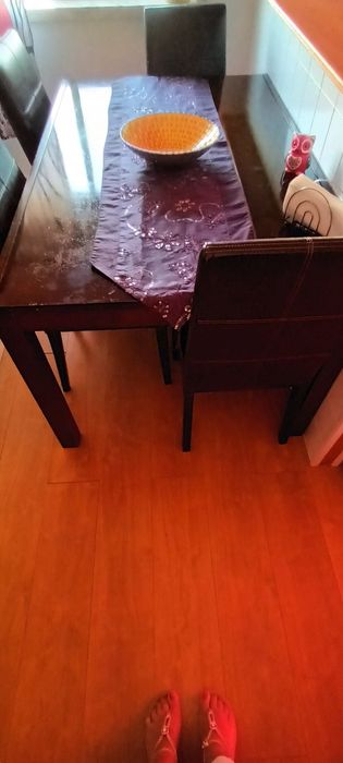 MESA com quatro cadeiras