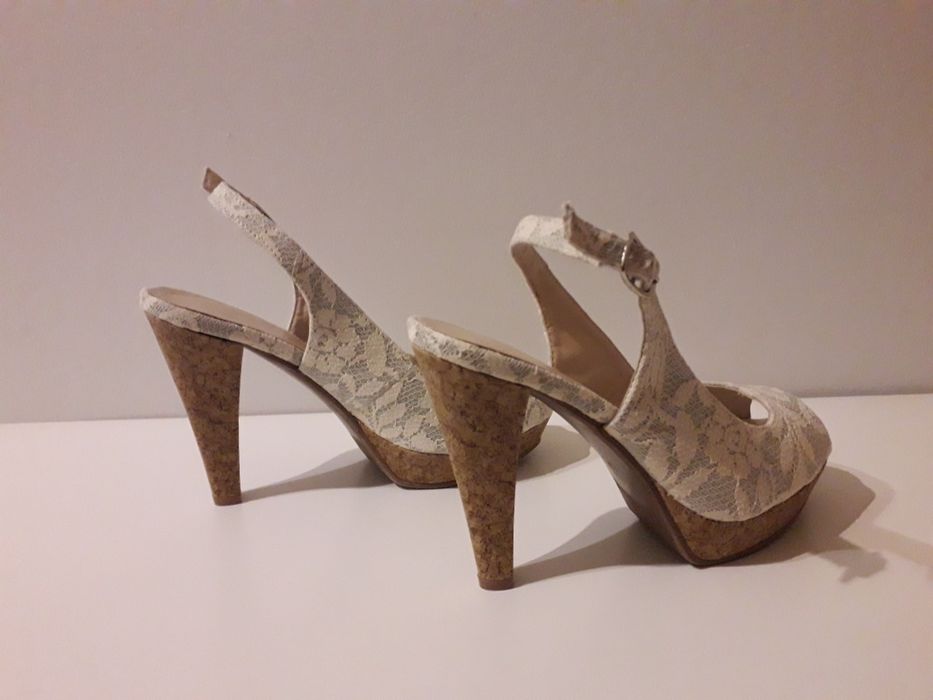 Sandálias de salto revestidas a tecido