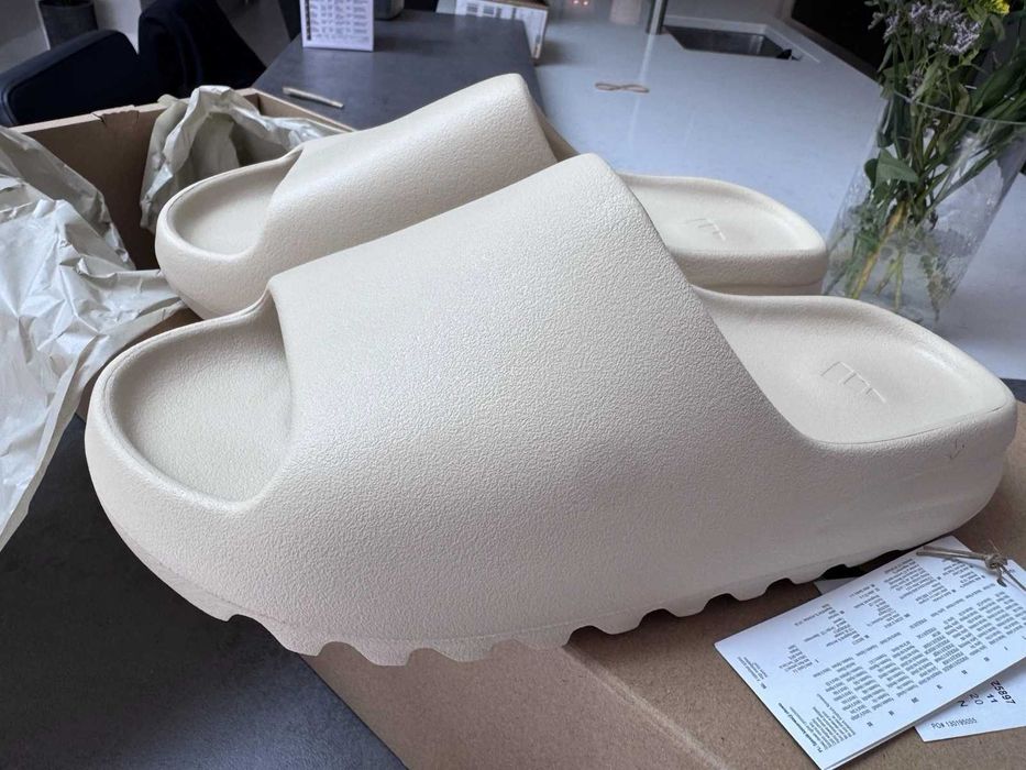 adidas Yeezy Slide / 40.5
