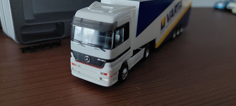 Model 1:87 Mercedes 1857 TIR z naczepa Herpa