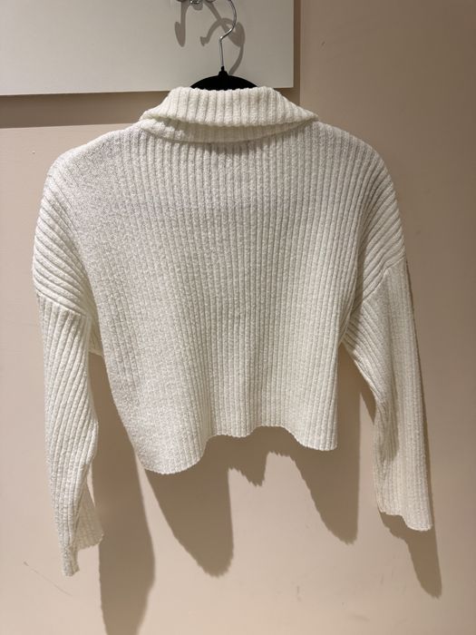 Кофточка з м’якої тканини, приємної до тіла.