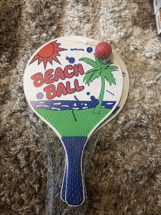 Paletki wraz z piłeczka do grania w piłkę plażową