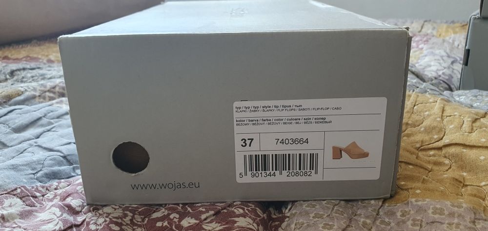 Damskie klapki beżowe, Wojas