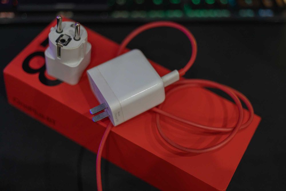 Telemóvel OnePlus 8T + oferta 5 Capas e Película Nova