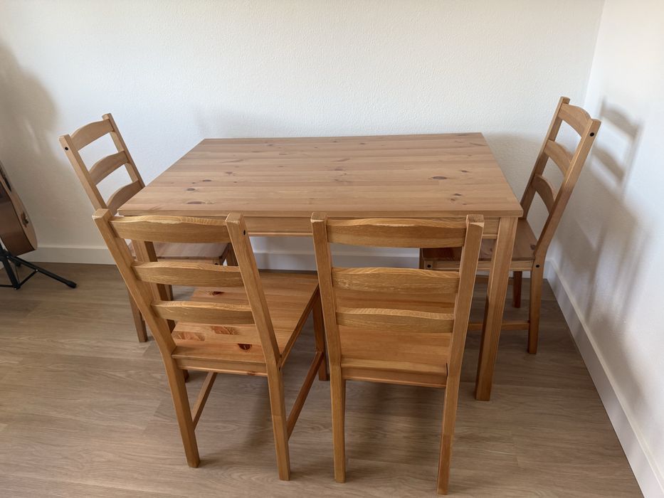 Mesa com 4 cadeiras 118x74