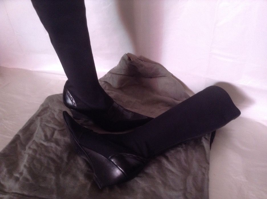 Botas pretas altas da Charles número 36