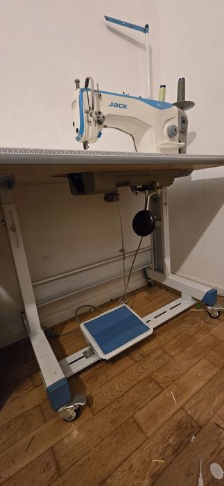 Para venda  maquina de custura  marca jack F4