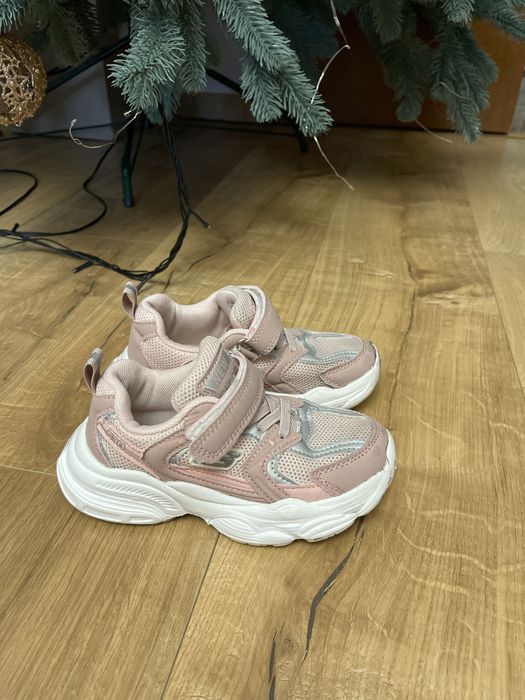 Кросівки на дівчинку