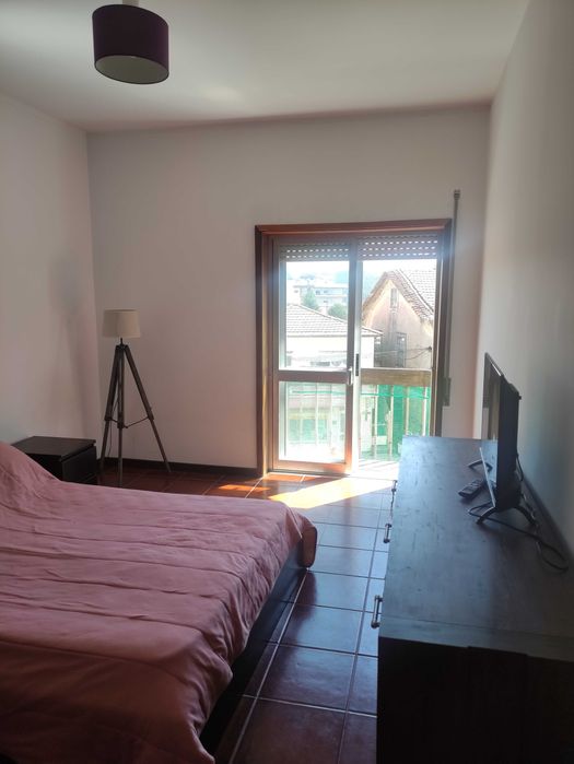 Quarto tranquilo c/ varanda, bastante ensolarado– ambiente familia