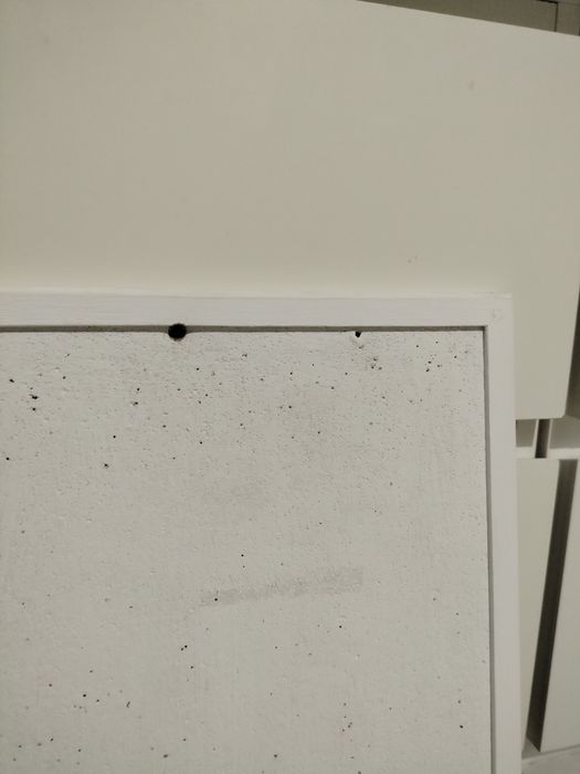 Malowana na biało tablica korkowa duża