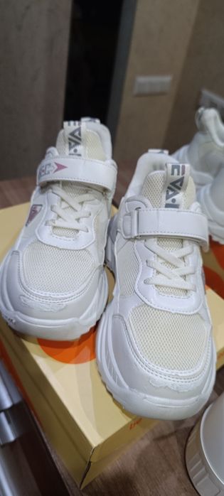 Продам кроссівки для дівчаток