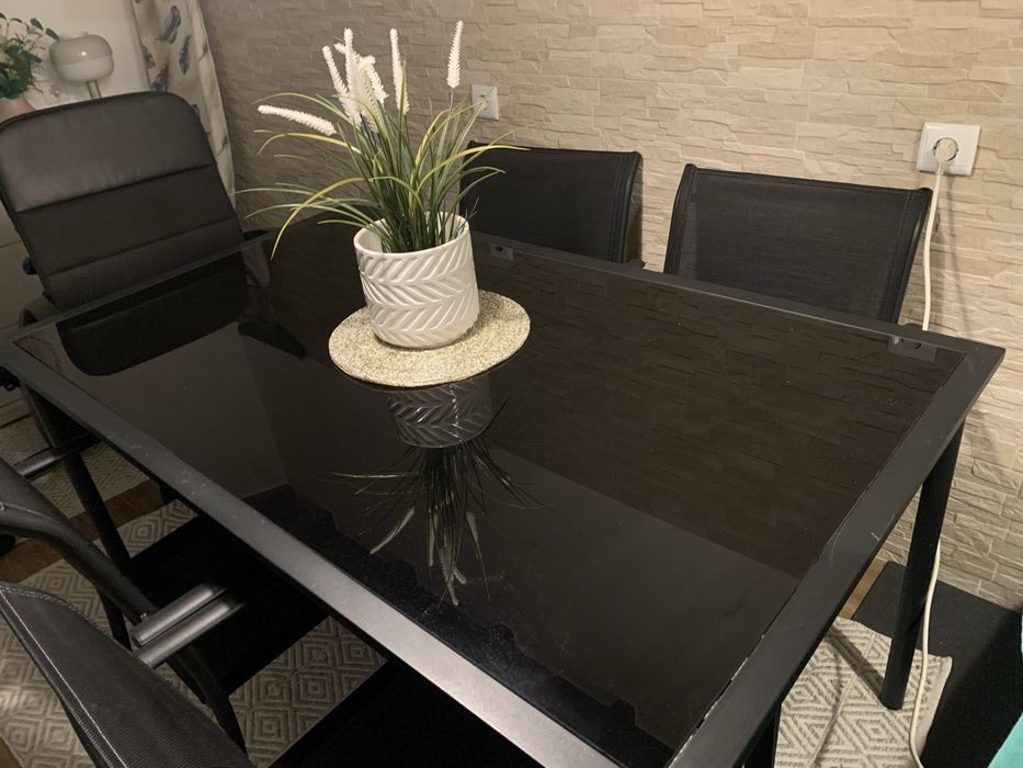 Conjunto - Mesa e 4 cadeiras