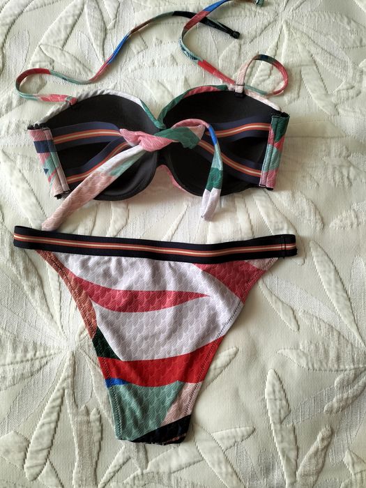 Bikini semi -novo