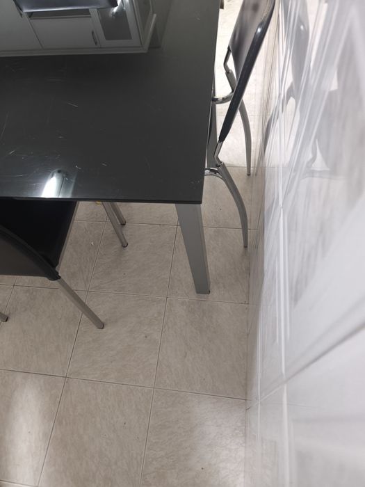 Conjunto de mesa de jantar extensível com 6 cadeiras, em preto.