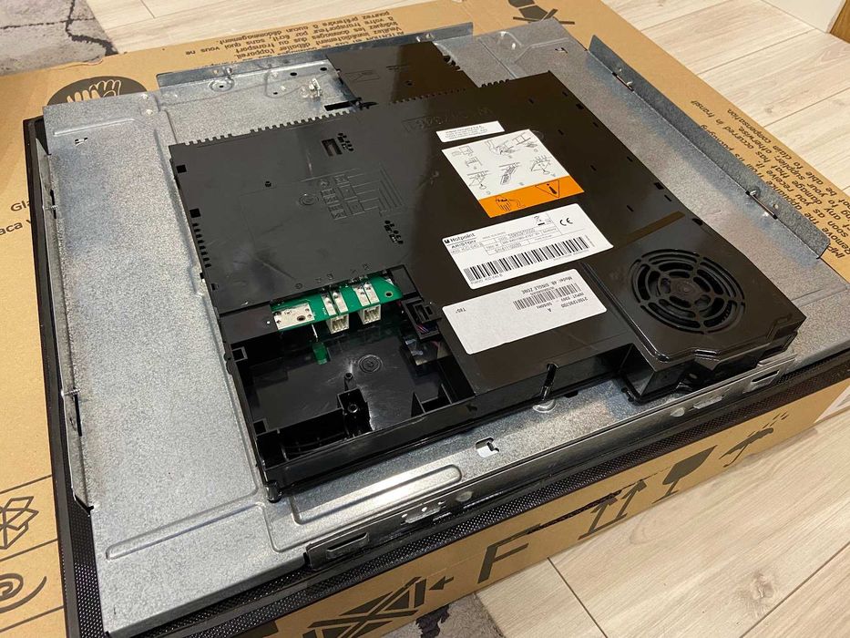 Placa de indução HotPoint Ariston KID 640 B (avariada)