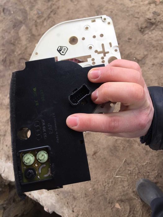 Часы и экранчик ошибок Ауди 80 б3 б4 бочка Audi 80 b3 b4 в панель