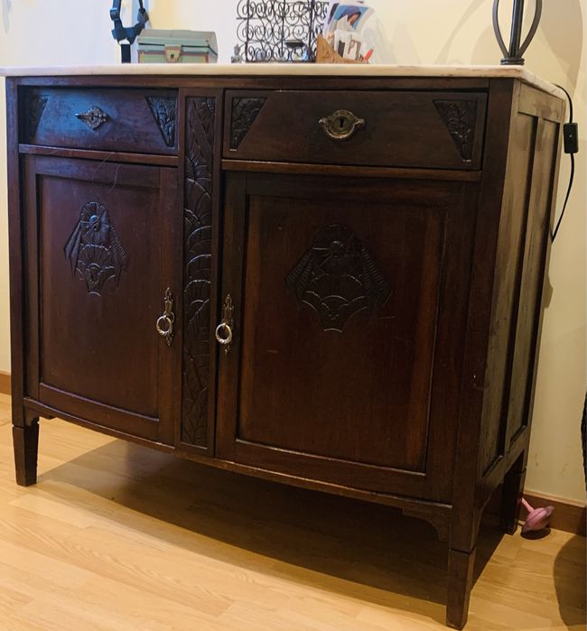 Móvel em madeira com tampo em pedra mármore