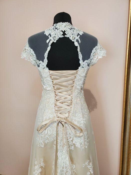 Весільна вишукана сукня