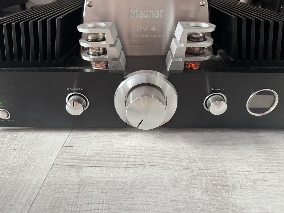 Magnat RV4 Wzmacniacz zintegrowany hybrydowy Hi-end 110W