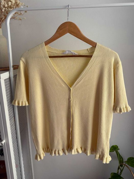 Lekka sweterkowa bluzka w prążek z falbankami maślany butter yellow żółty plus size
