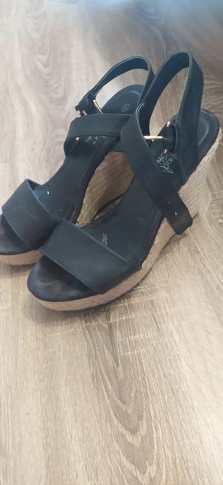 Чёрные босоножки на танкетке