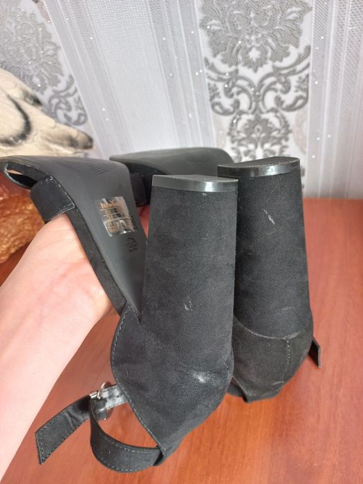 Нові босоніжки на каблучку