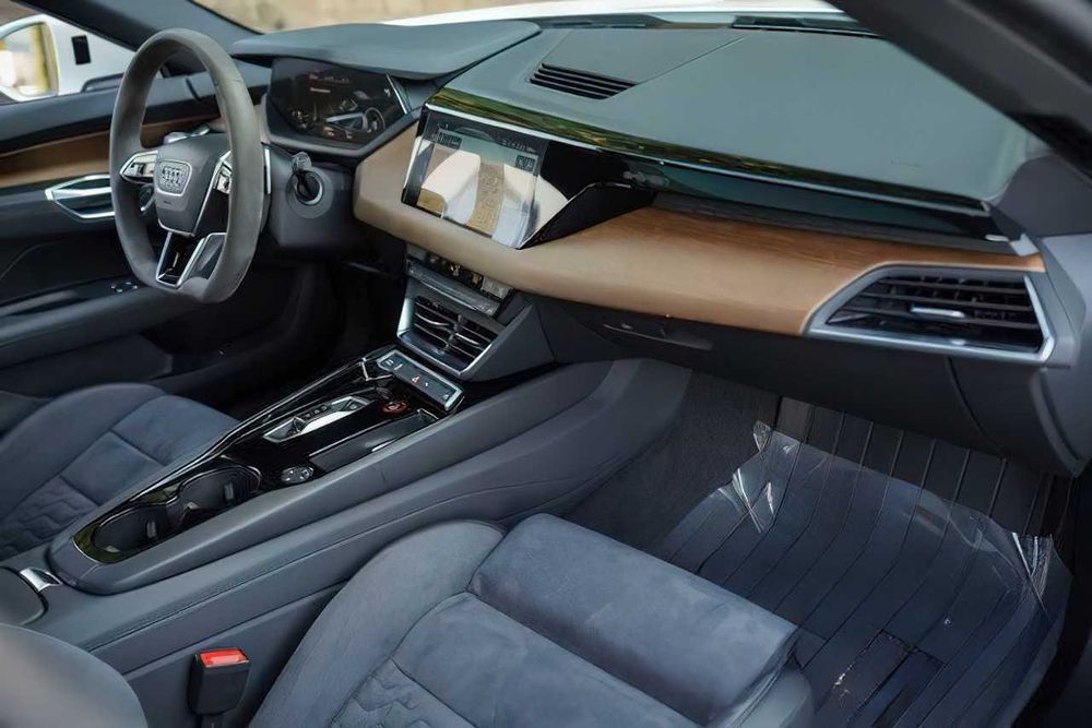 Audi e-tron      2022