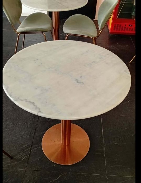 Mesa em mármore tenho 10