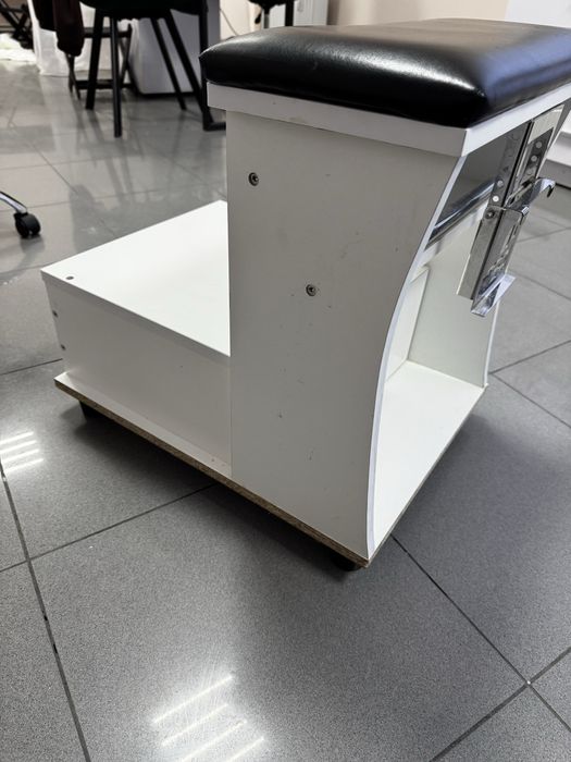 Меблі для студії красу